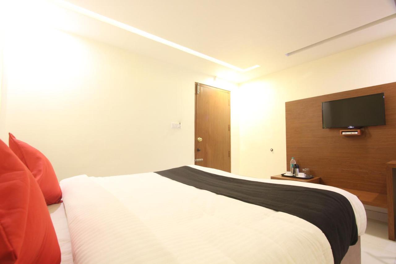 Divines Business Hotel Kuzhittura Extérieur photo